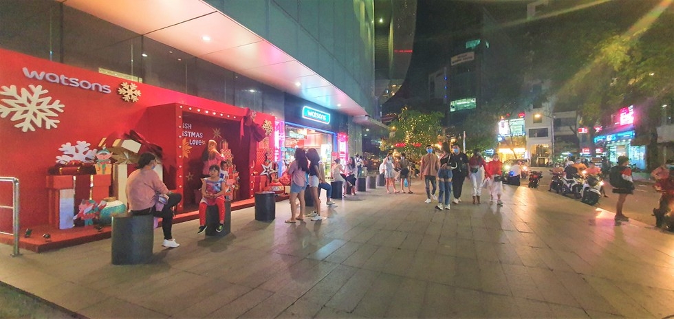 From alleys to streets, christmassy feeling fills the air